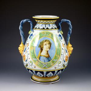 Vaso biansato con ritratto muliebre e docoro floreale